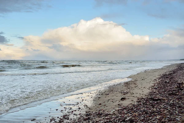 日没のバルト海の海岸 ビーチ 劇的な空の雲が流れる 太陽の光だ エコツーリズム — ストック写真