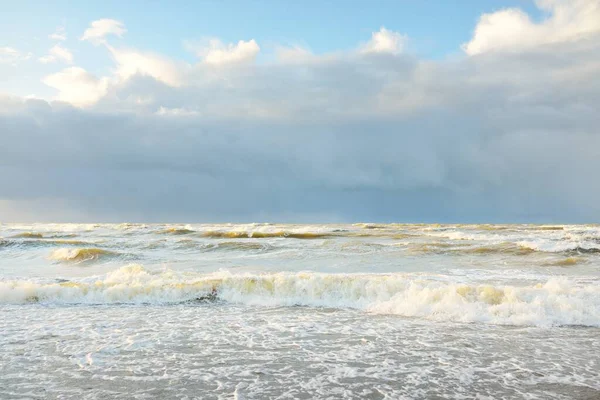 Baltské Moře Bouři Dramatická Obloha Zářící Mraky Měkké Sluneční Světlo — Stock fotografie