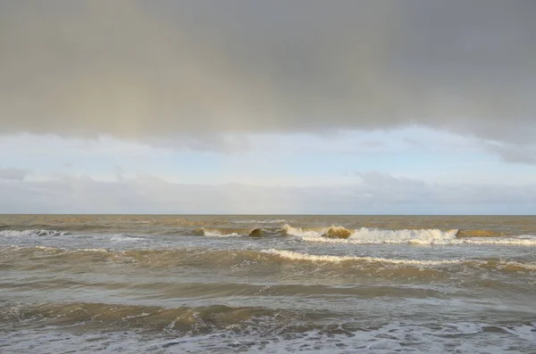 从沙岸 俯瞰波罗的海全景 戏剧化的天空 乌云闪烁 Idyllic海景 温暖的冬季天气 气候变化 — 图库照片