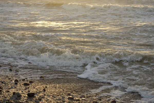 Riva Del Mar Baltico Dopo Tempesta Tramonto Luce Del Sole — Foto Stock