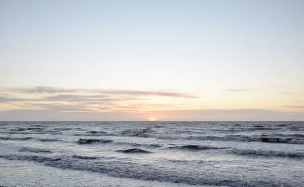 日没のバルト海 劇的な空 青とピンクの輝く雲 黄金の太陽 水しぶき 絵のような風景 パノラマビュー — ストック写真