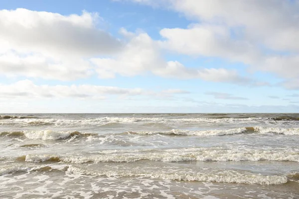 风暴过后的波罗的海戏剧化的天空 闪耀的云彩 柔和的阳光 浪花飞溅的水风景如画 全景视图 — 图库照片