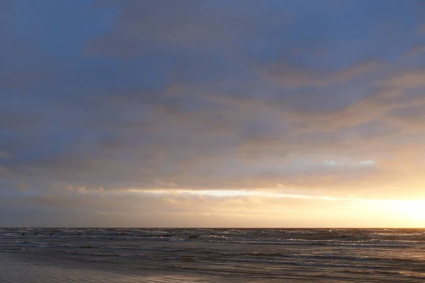 Mar Báltico Depois Tempestade Pôr Sol Céu Dramático Nuvens Brilhantes — Fotografia de Stock