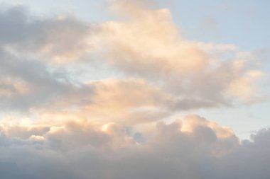 Süslü bulutlar. Dramatik bir gökyüzü. Destansı fırtına bulutları. Yumuşak güneş ışığı. Panoramik görüntü, doku, arkaplan, grafik kaynakları, tasarım, kopyalama alanı. Meteoroloji, cennet, umut, barış kavramı