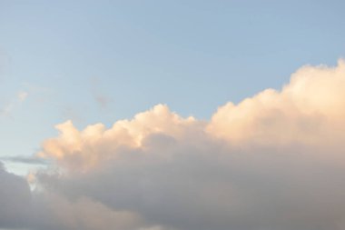 Süslü bulutlar. Dramatik bir gökyüzü. Destansı fırtına bulutları. Yumuşak güneş ışığı. Panoramik görüntü, doku, arkaplan, grafik kaynakları, tasarım, kopyalama alanı. Meteoroloji, cennet, umut, barış kavramı