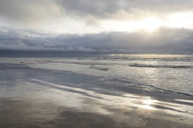 Fırtınadan sonra Baltık Denizi. Yumuşak günbatımı ışığı, çarpıcı parlayan bulutlar. Deniz manzarası, bulutlar, doğa. Panoramik manzara. Ekoloji, iklim değişikliği, hava durumu