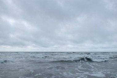 Fırtınadan sonra Baltık Denizi. Dramatik parlayan bulutlar. Deniz manzarası, bulutlar, fırtına, doğa. Panoramik manzara. Ekoloji, iklim değişikliği, hava durumu