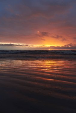 Fırtınadan sonra gün batımında Baltık Denizi. Dramatik gökyüzü, parlayan bulutlar, dofty altın güneş ışığı, dalgalar, fışkıran su. Resimli panoramik manzara. Doğa, çevre, ekoloji