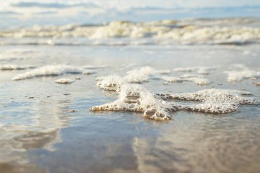 Deniz köpüğü, su yüzeyi dokusu, yakın plan. Kumsal manzarası (kum tepeleri). Soyut doğal arkaplan, duvar kağıdı. Panoramik resim