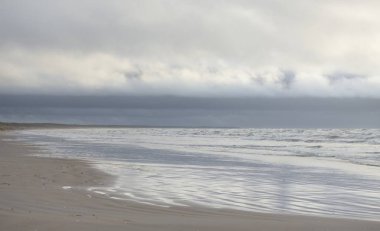 Fırtınadan sonra Baltık Denizi. Dramatik parlayan bulutlar. Deniz manzarası, bulutlar, fırtına, doğa. Panoramik manzara. Ekoloji, iklim değişikliği, hava durumu