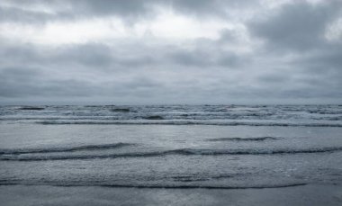 Fırtınadan sonra Baltık Denizi. Dramatik parlayan bulutlar. Deniz manzarası, bulutlar, fırtına, doğa. Panoramik manzara. Ekoloji, iklim değişikliği, hava durumu
