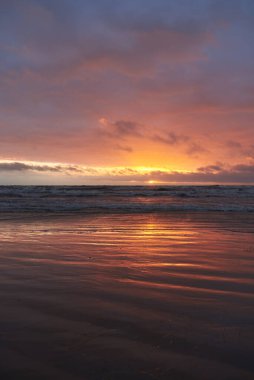 Fırtınadan sonra gün batımında Baltık Denizi. Dramatik gökyüzü, parlayan bulutlar, dofty altın güneş ışığı, dalgalar, fışkıran su. Resimli panoramik manzara. Doğa, çevre, ekoloji