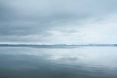 Gün batımında orman gölü (nehir) panoramik manzarası. Sudaki simetri yansımaları, doğal ayna. Idyllic manzara. Sonbahar, kışın başlangıcı. Letgale, Letonya. Doğa, çevre, eko-turizm