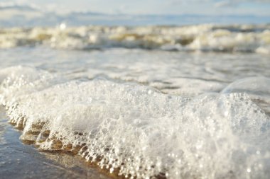 Deniz köpüğü, su yüzeyi dokusu, yakın plan. Kumsal manzarası (kum tepeleri). Soyut doğal arkaplan, duvar kağıdı. Panoramik resim