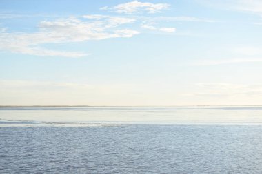 Gün batımında mavi orman gölü (nehir) panoramik hava manzarası. Yumuşak güneş ışığı, berrak gökyüzü, suya yansıyan yansımalar. Baharın başında. İdealist pastoral manzara. Doğa, çevre, ekoloji, eko-turizm