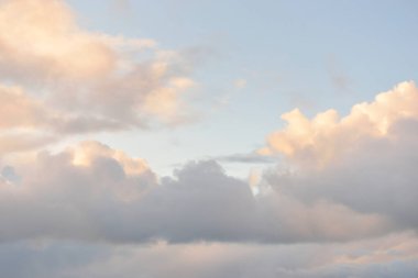 Fırtınadan sonra Baltık Denizi. Dramatik gökyüzü, parlayan bulutlar, yumuşak güneş ışığı. Dalgalar, su sıçratma. Resimli manzara, deniz manzarası, doğa. Panoramik görünüm