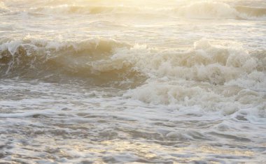 Fırtınadan sonra Baltık kıyıları. Gün batımı, yumuşak güneş ışığı. Su yüzeyi dokusu, çarpan dalgalar, sıçramalar, köpük. Resimli panoramik manzara. Idyllic deniz manzarası. Doğa, çevre, ekoloji temaları