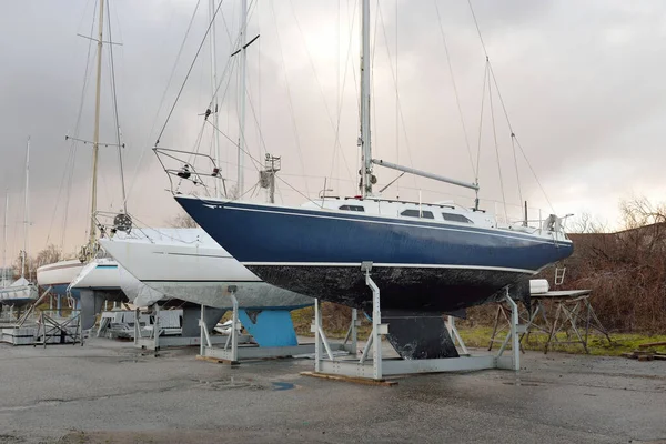 Blaue Schaluppe Getakelt Segelboot Land Einem Yachtclub Stehen Service Reparatur — Stockfoto