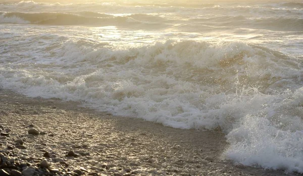 风暴过后的波罗的海海岸 柔和的阳光 水面纹理 风景如画的全景 Idyllic海景 生态主题 — 图库照片