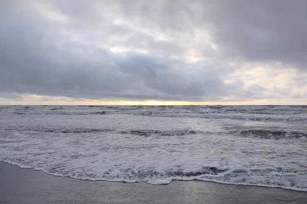 Балтийское Море После Шторма Мягкий Закат Яркие Светящиеся Облака Морской — стоковое фото