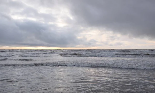 Балтійське Море Після Шторму Яке Світло Заходу Сонця Драматичні Сяючі — стокове фото