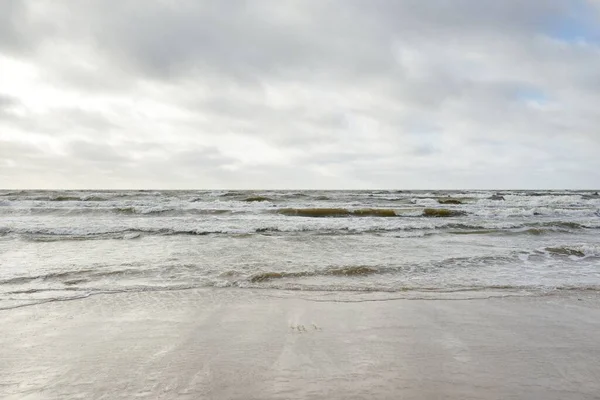 Kumlu Sahilden Baltık Denizinin Panoramik Görüntüsü Kum Tepeleri Parlak Bulutlu — Stok fotoğraf