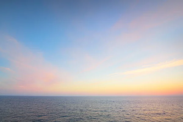 Mar Báltico Atardecer Cielo Claro Nubes Brillantes Azules Rosadas Suave — Foto de Stock