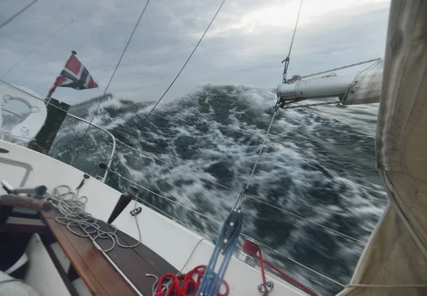 Heeled Yacht Segling Havet Stormen Utsikt Från Cockpit Mörka Vågor — Stockfoto