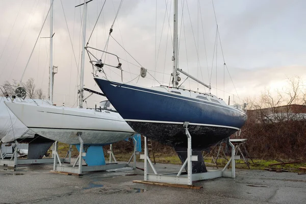 Sloop Bleu Gréé Voilier Debout Sur Terre Dans Yacht Club — Photo