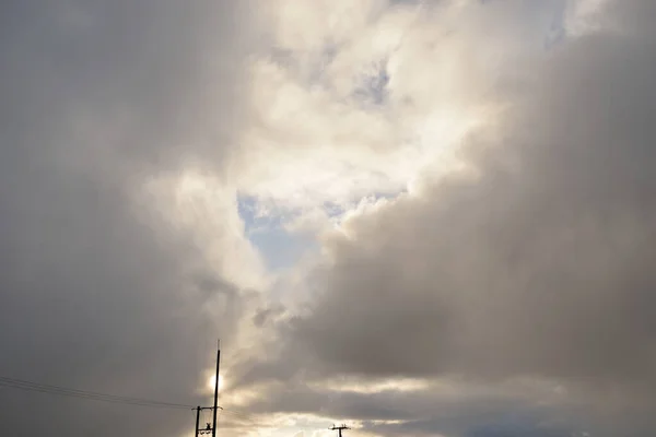 観賞用の雲 劇的な空だ 壮大な嵐の雲の風景 太陽の光だ パノラマ画像 テクスチャ グラフィックリソース デザイン コピースペース 平和の概念 — ストック写真