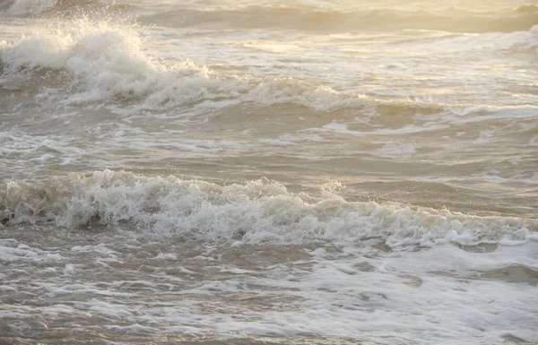 Östersjöns Strand Efter Stormen Solnedgång Mjukt Solljus Vatten Ytstruktur Kraschar — Stockfoto