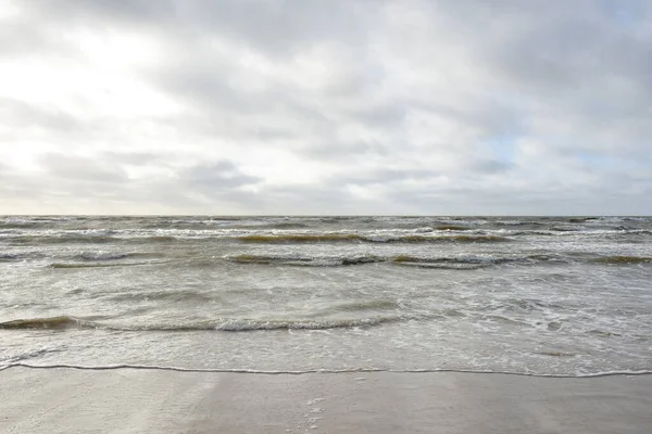 Kumlu Sahilden Baltık Denizinin Panoramik Görüntüsü Kum Tepeleri Parlak Bulutlu — Stok fotoğraf