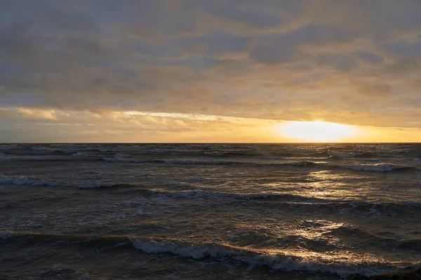 Baltské Moře Bouři Při Západu Slunce Dramatická Obloha Zářící Mraky — Stock fotografie