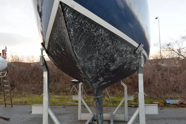 Niebieski Sloop Ustawił Żaglówkę Stojącą Lądzie Klubie Jachtowym Serwis Naprawa — Zdjęcie stockowe