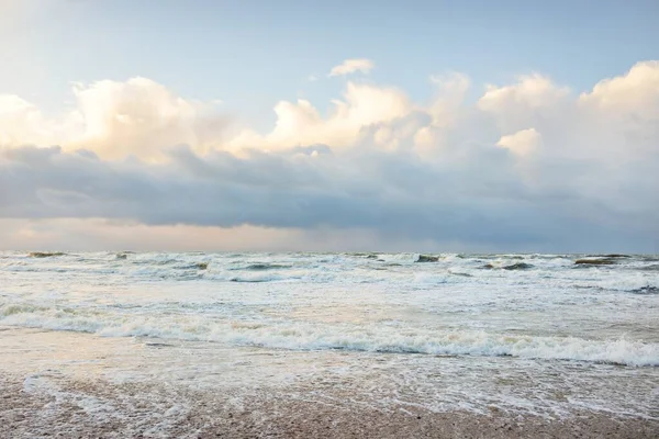 Балтийское Море После Шторма Драматическое Небо Светящиеся Облака Мягкий Солнечный — стоковое фото