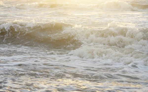 Oostzee Storm Zonsondergang Zacht Zonlicht Wateroppervlaktextuur Neerstortende Golven Spatten Schuim — Stockfoto