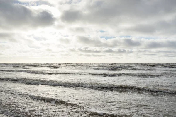Fırtınadan Sonra Baltık Denizi Dramatik Gökyüzü Parlayan Bulutlar Yumuşak Güneş — Stok fotoğraf