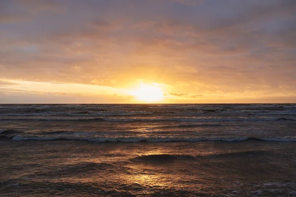 Morze Bałtyckie Burzy Zachodzie Słońca Dramatyczne Niebo Świecące Chmury Zawzięte — Zdjęcie stockowe