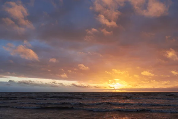 Балтийское Море После Шторма Закате Драматическое Небо Светящиеся Облака Хитрый — стоковое фото