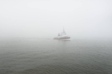 Kalın bir siste römorkör. Baltık Denizi. Kış deniz manzarası. Nakliye, deniz taşımacılığı, lojistik, sanayi, ticaret, ekonomi