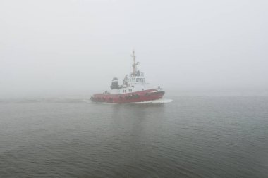 Kalın bir siste römorkör. Baltık Denizi. Kış deniz manzarası. Nakliye, deniz taşımacılığı, lojistik, sanayi, ticaret, ekonomi