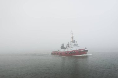 Kalın bir siste römorkör. Baltık Denizi. Kış deniz manzarası. Nakliye, deniz taşımacılığı, lojistik, sanayi, ticaret, ekonomi