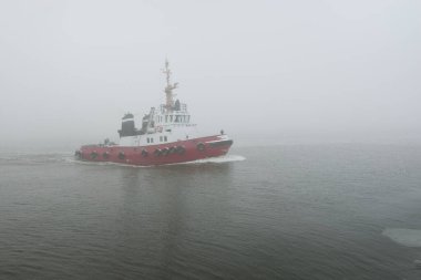 Kalın bir siste römorkör. Baltık Denizi. Kış deniz manzarası. Nakliye, deniz taşımacılığı, lojistik, sanayi, ticaret, ekonomi