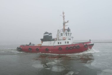 Kalın bir siste römorkör. Baltık Denizi. Kış deniz manzarası. Nakliye, deniz taşımacılığı, lojistik, sanayi, ticaret, ekonomi