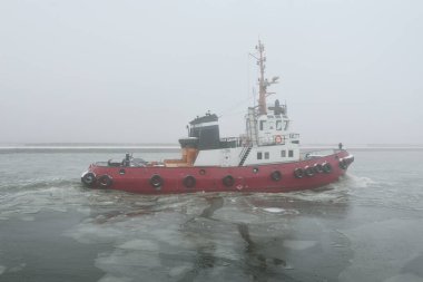 Kalın bir siste römorkör. Baltık Denizi. Kış deniz manzarası. Nakliye, deniz taşımacılığı, lojistik, sanayi, ticaret, ekonomi