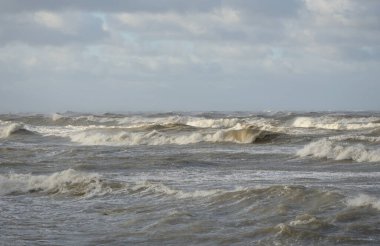 Fırtınadan sonra Baltık Denizi. Gün batımı. Resimli panoramik manzara, deniz manzarası. Doğa, çevre, sert hava, iklim değişikliği