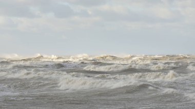 Fırtınadan sonra Baltık Denizi. Gün batımı. Resimli panoramik manzara, deniz manzarası. Doğa, çevre, sert hava, iklim değişikliği