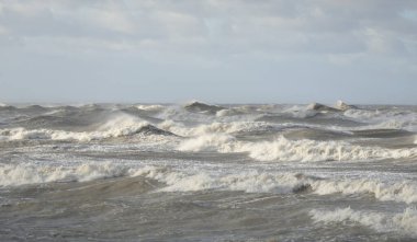 Fırtınadan sonra Baltık Denizi. Gün batımı. Resimli panoramik manzara, deniz manzarası. Doğa, çevre, sert hava, iklim değişikliği