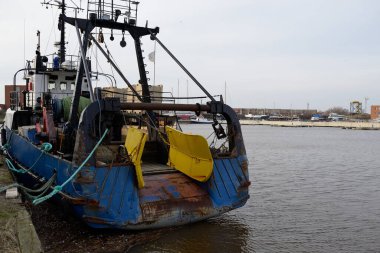 Balıkçı teknesi (trol teknesi) kargo limanına demir attı. Baltık Denizi, Ventspils, Letonya. Ulaşım, geleneksel zanaat, lojistik, endüstri, özel ekipman