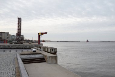 Büyük gemi kargo iskelesinden ayrılıyor. Baltık Denizi. Letonya 'da sızıntı var. Nakliye, endüstri, lojistik